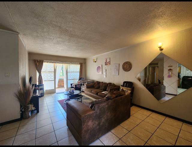 2 BEDROOM FLAT FOR SALE IN THREE RIVERS PROPER